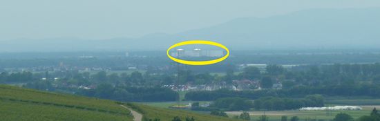 AKW Fessenheim vom Ebringer Sommerberg aus gesehen - der Batzenberg im Vordergrund